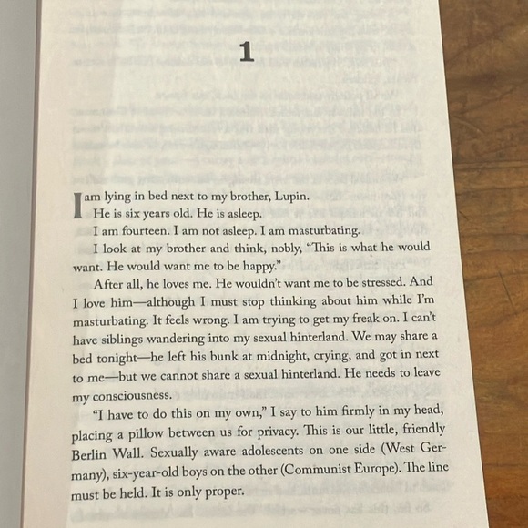 Book: How to Build a Girl by Caitlin Moran - Picture 5 of 9